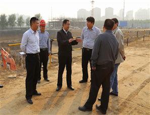 市数字城管监督办公室领导对市区施工工地现场办公